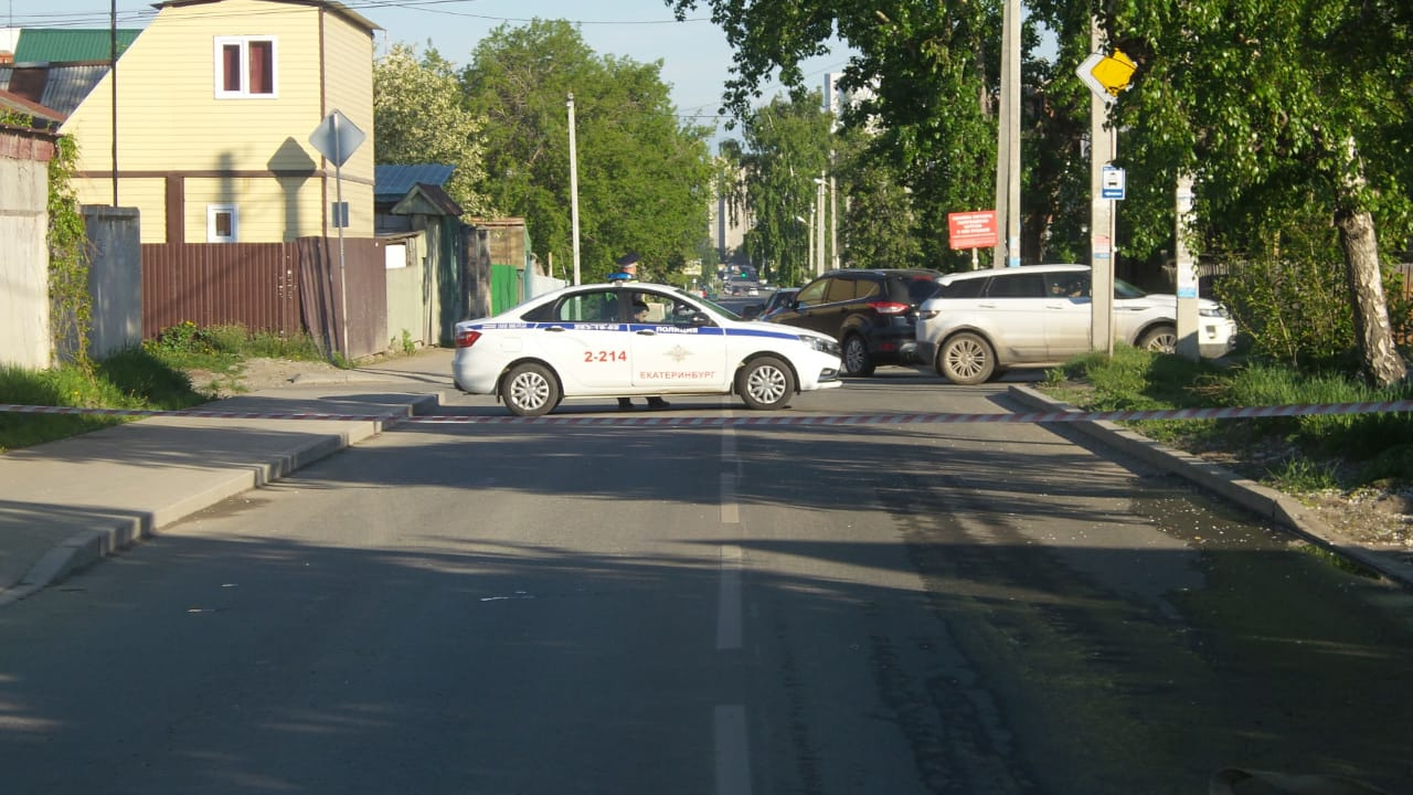 На место приехала машина ГИБДД На место приехала машина ГИБДД