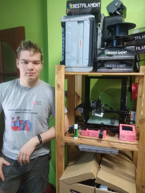 Антону 17 лет, он увлекается печатью на 3D-принтере. Во время первой волны решил помочь врачам, с тех пор выполняет заказы с мейкерами