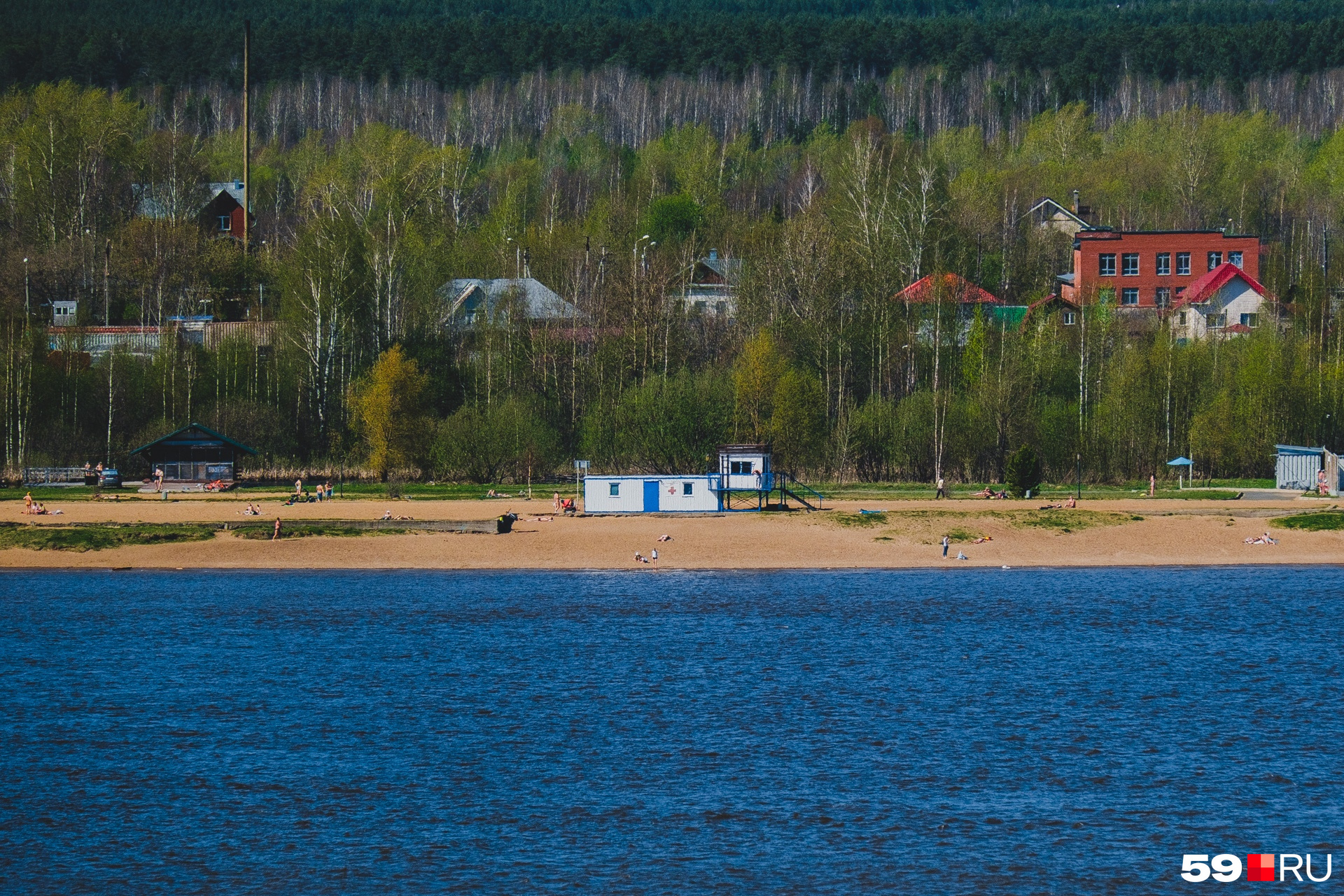 Пляж не пустует. Но вроде бы все на безопасном расстоянии Пляж не пустует. Но вроде бы все на безопасном расстоянии