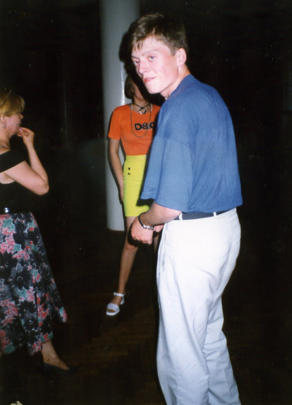 В конце 90-х в моду вошли светлые брюки. Вадим Ерёменко на танцах, 1997 год. Только представьте себе, это было больше 20 лет назад! 