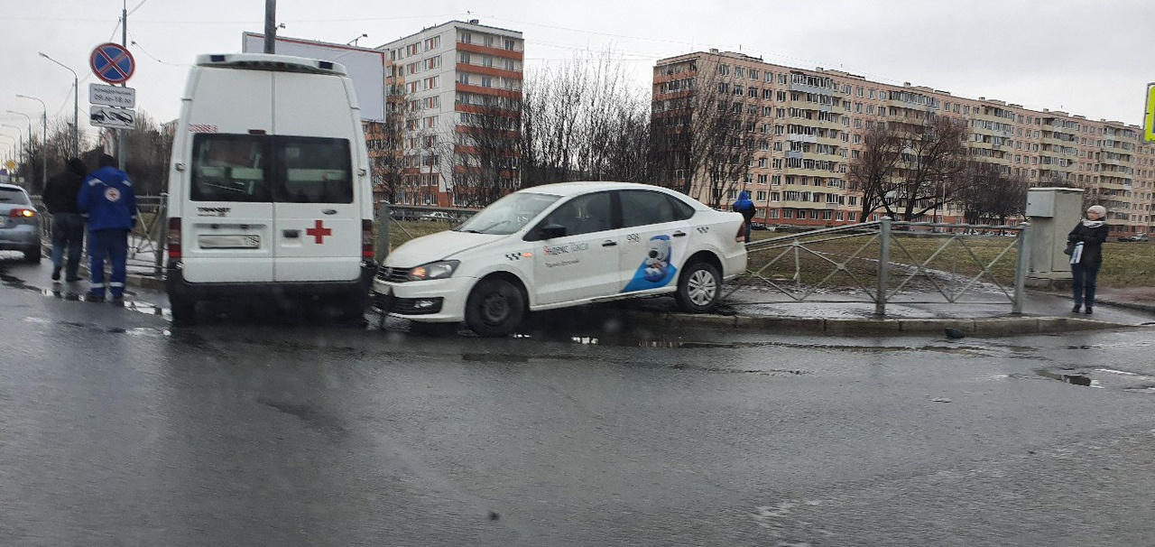 В петербурге не пропустила скорую. ДТП со скорой помощью в Москве на перекрестке. Не пропускают скорую.