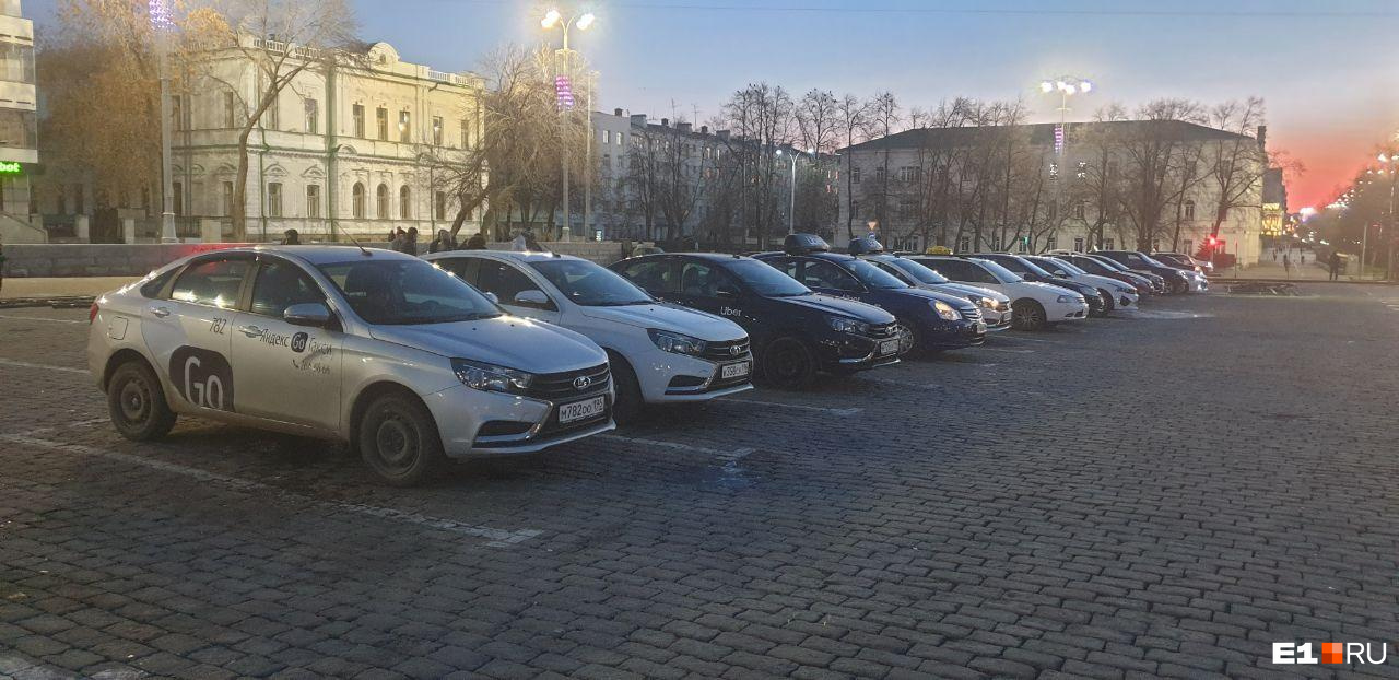 Утром в пятницу водители такси приехали к мэрии Утром в пятницу водители такси приехали к мэрии