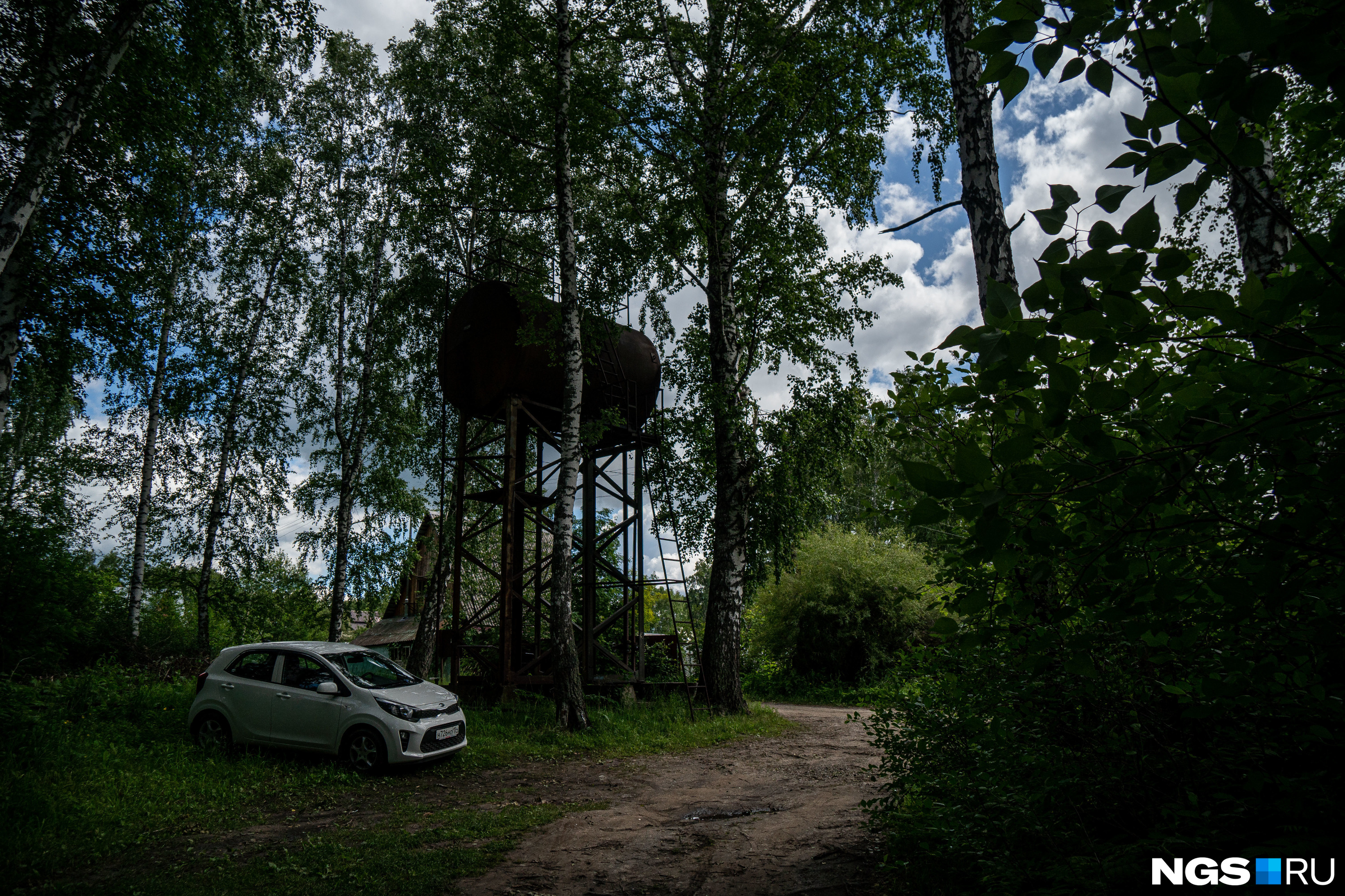 Воду накапливают вот в таких огромных баках, в личных бочках, а ещё берут из насосов у пруда Воду накапливают вот в таких огромных баках, в личных бочках, а ещё берут из насосов у пруда