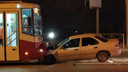 В Кировском районе столкнулись трамвай и автомобиль: в аварии пострадали два человека