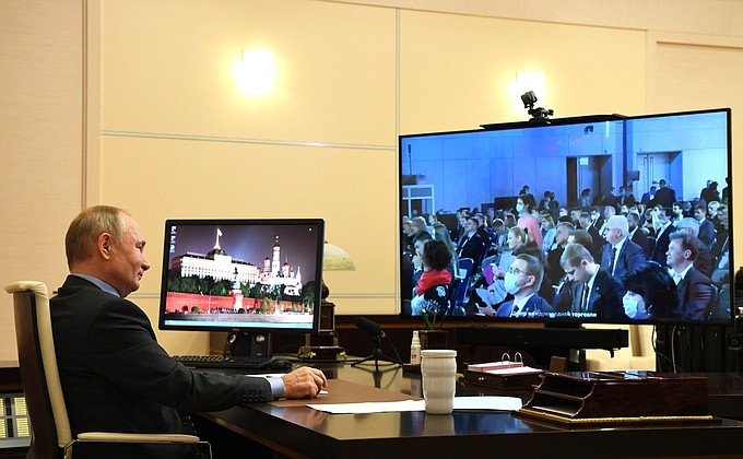 Президент с участниками форума общался по видеосвязи