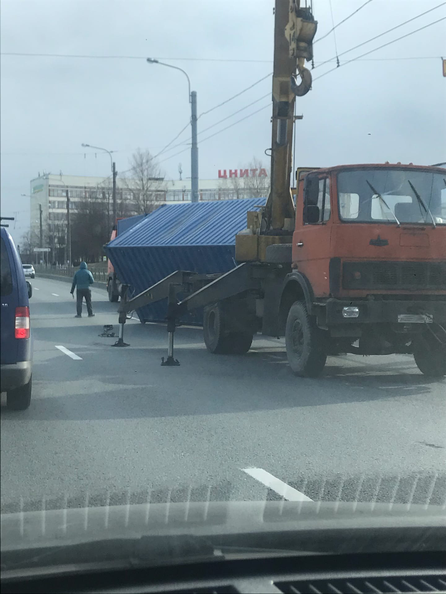 Фура потеряла контейнер под железнодорожным мостом на Бухарестской