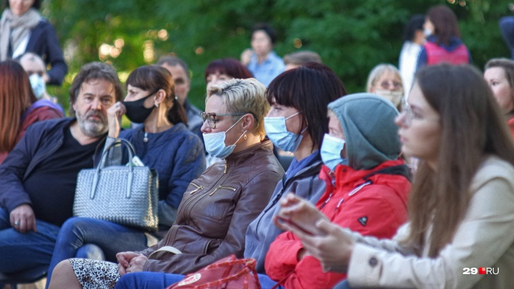 На книжном фестивале многие посетители тоже послушно носили маски, хотя на него регистрации и не требовалось, в отличие от театров или концерта