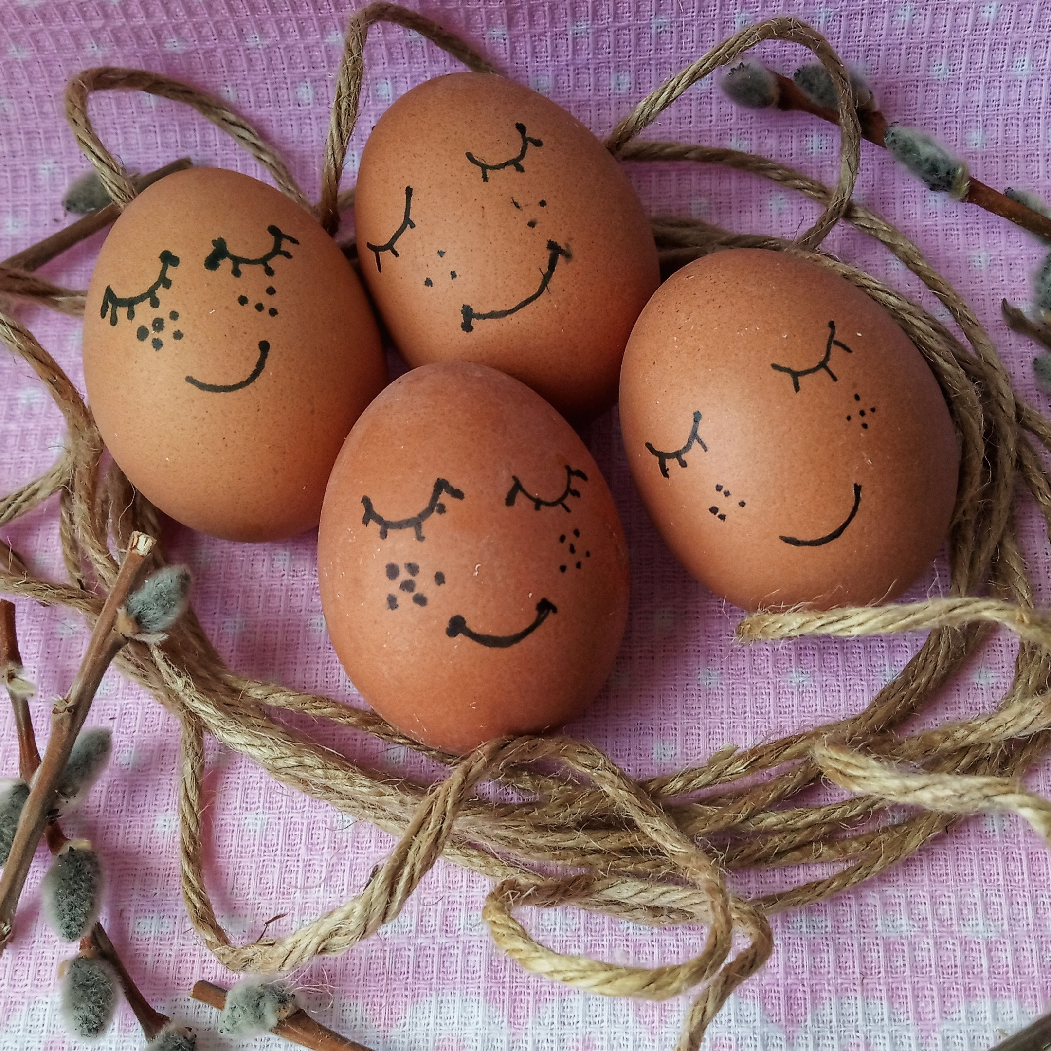 Пасха в 19 году. Яйца украшенные переводными татуировками. Красивые яйца подростков. Оформление яиц к народным праздникам. Пасхальное красивое яйцо космос.