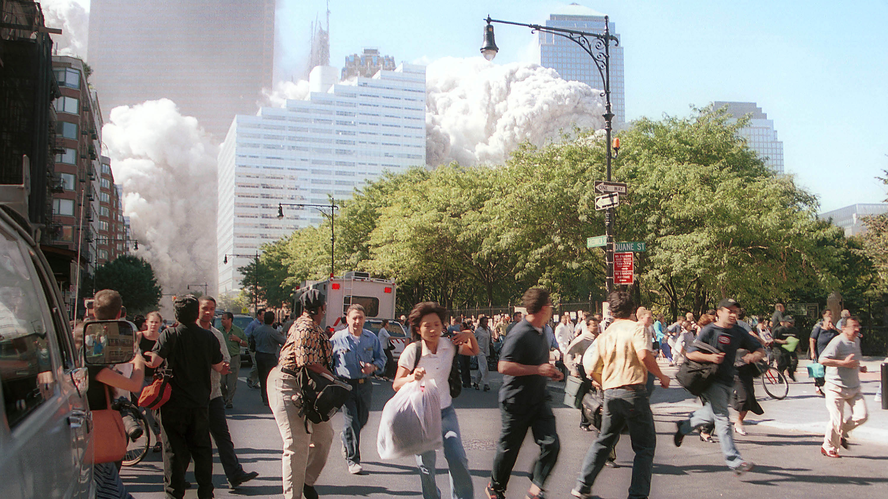 22 года назад террористы уничтожили башни-близнецы в США. Публикуем фото и видео, которые потрясли мир