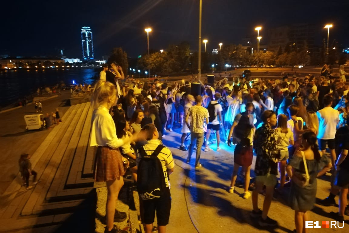 Дискотеки в екатеринбурге. Дискотека под открытым небом. Дискотека Екатеринбург. Тусовка под открытым небом. Закрытая вечеринка в Екатеринбурге