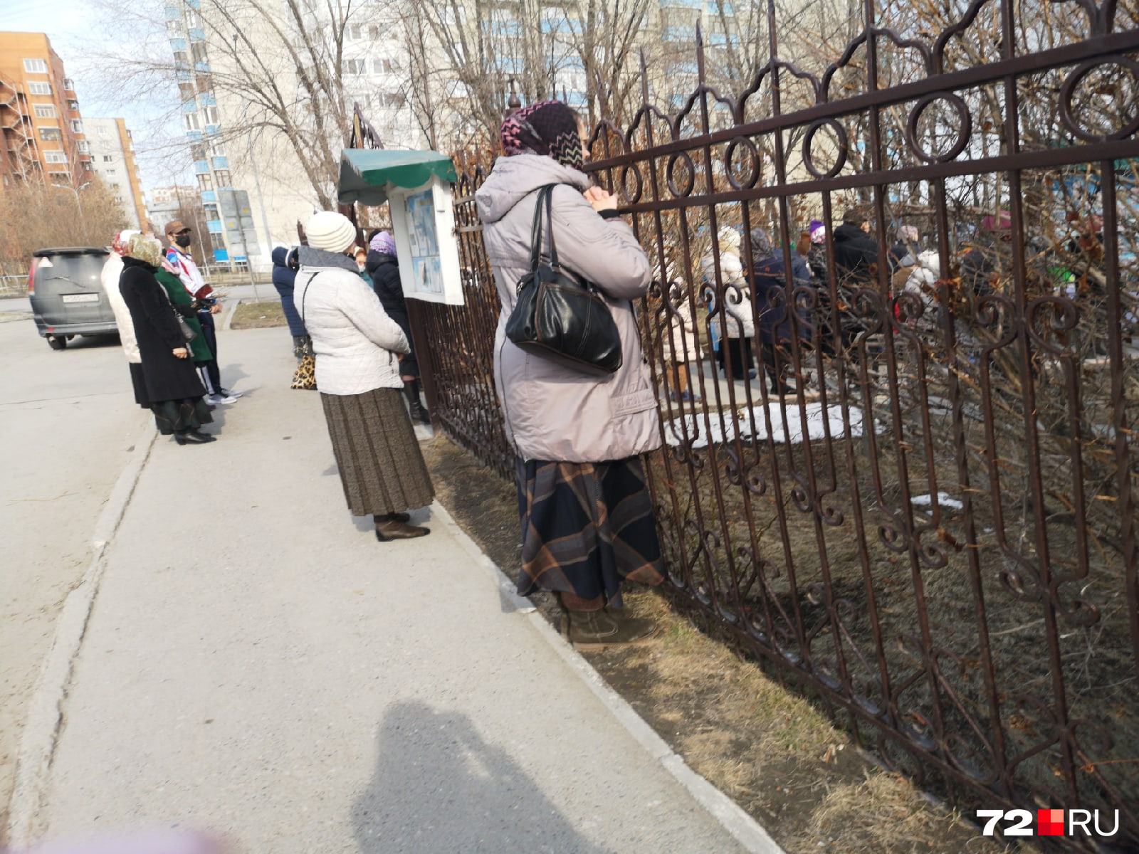 Но это не смущает прихожан: очередь такая, что некоторые стоят за воротами Но это не смущает прихожан: очередь такая, что некоторые стоят за воротами
