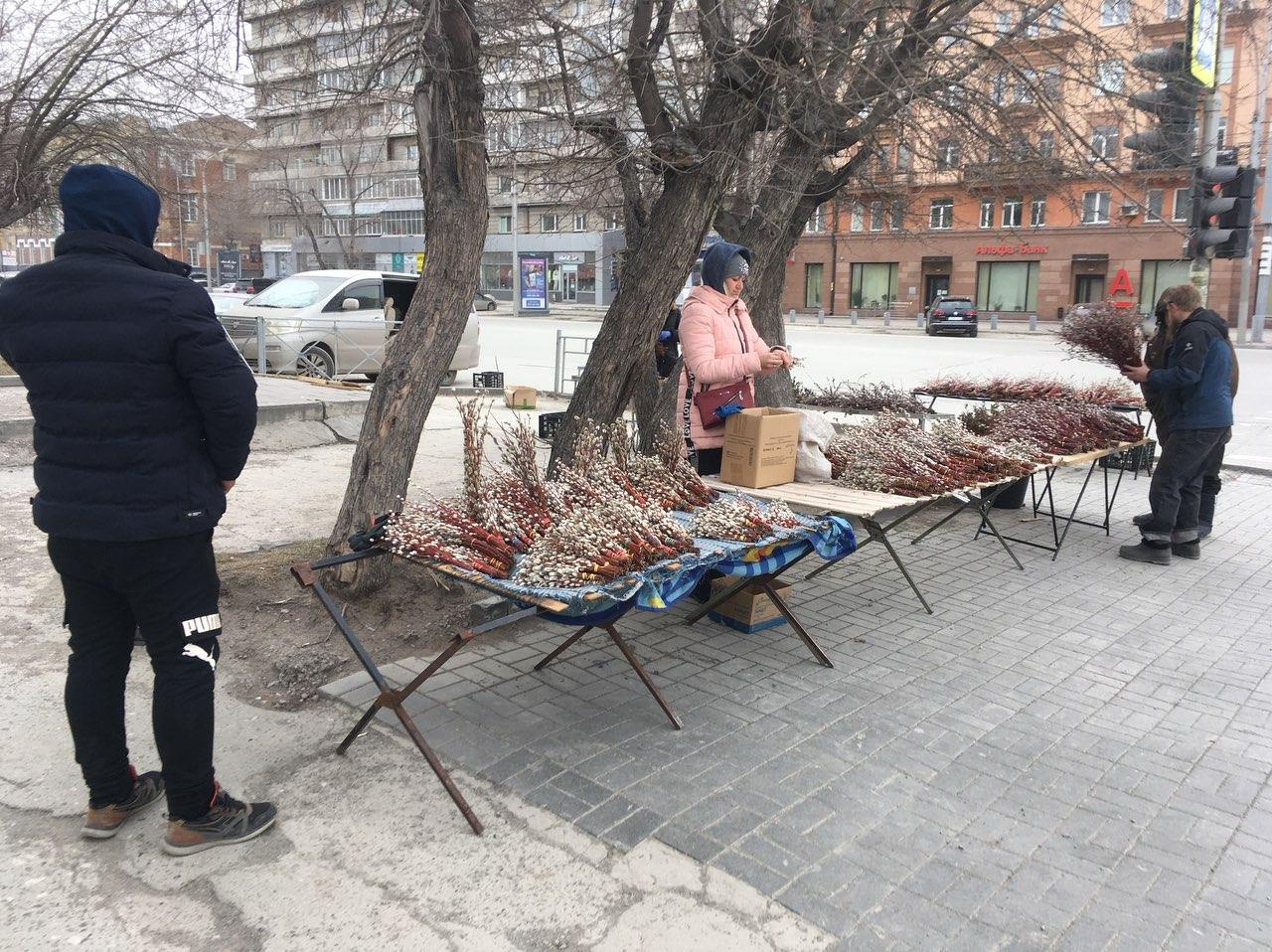 Активизировались и уличные торговцы. Читатель НГС встретил их сегодня утром на улице Гоголя