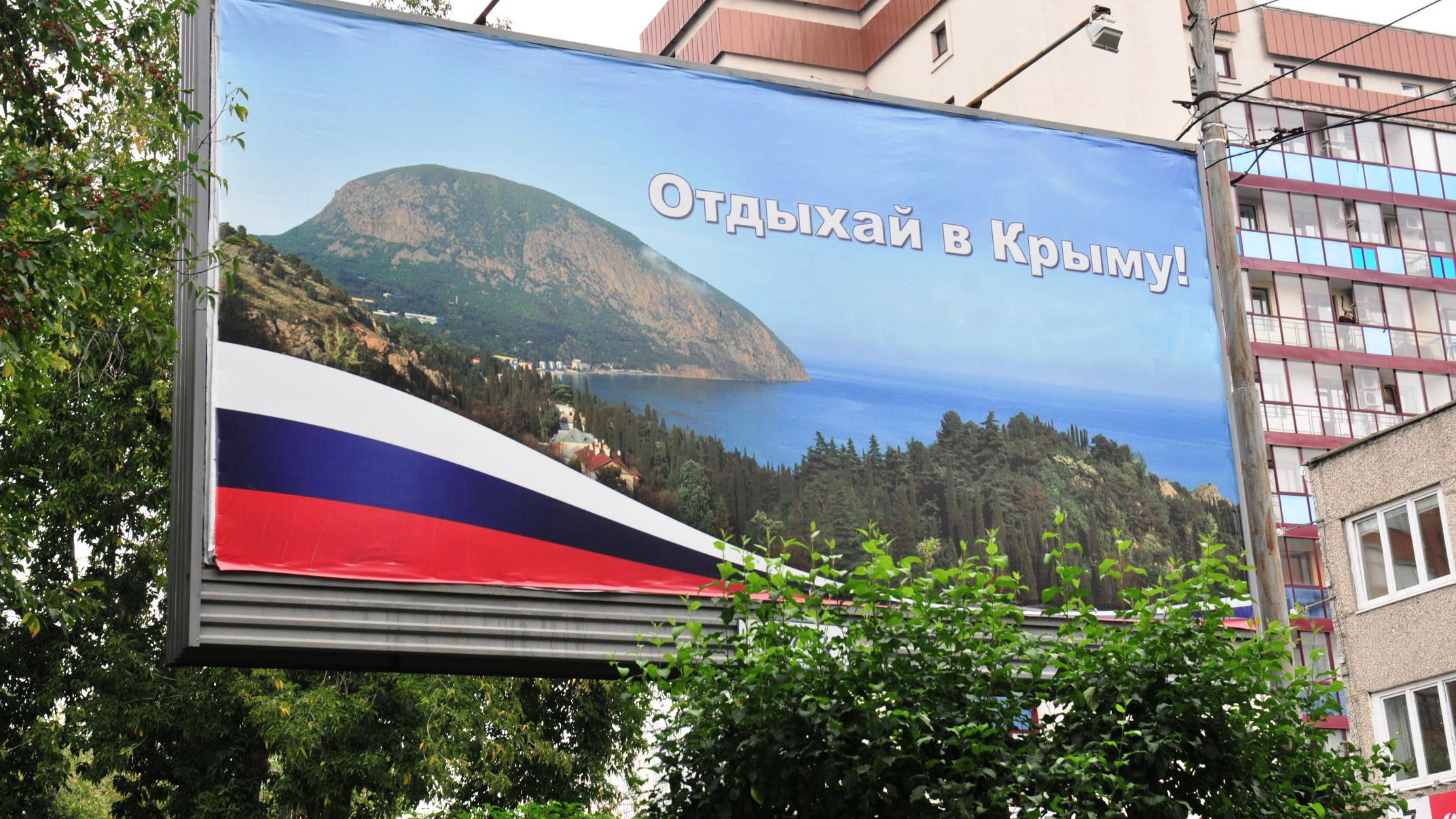 Крым каждый день бьет рекорды по COVID-19 и ужесточает ограничения: что происходит на курортах полуострова