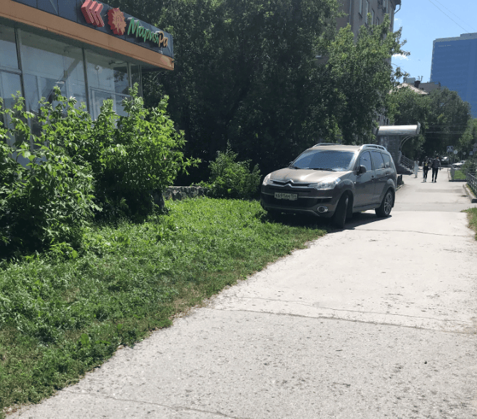 Заехал на тротуар и газон Заехал на тротуар и газон