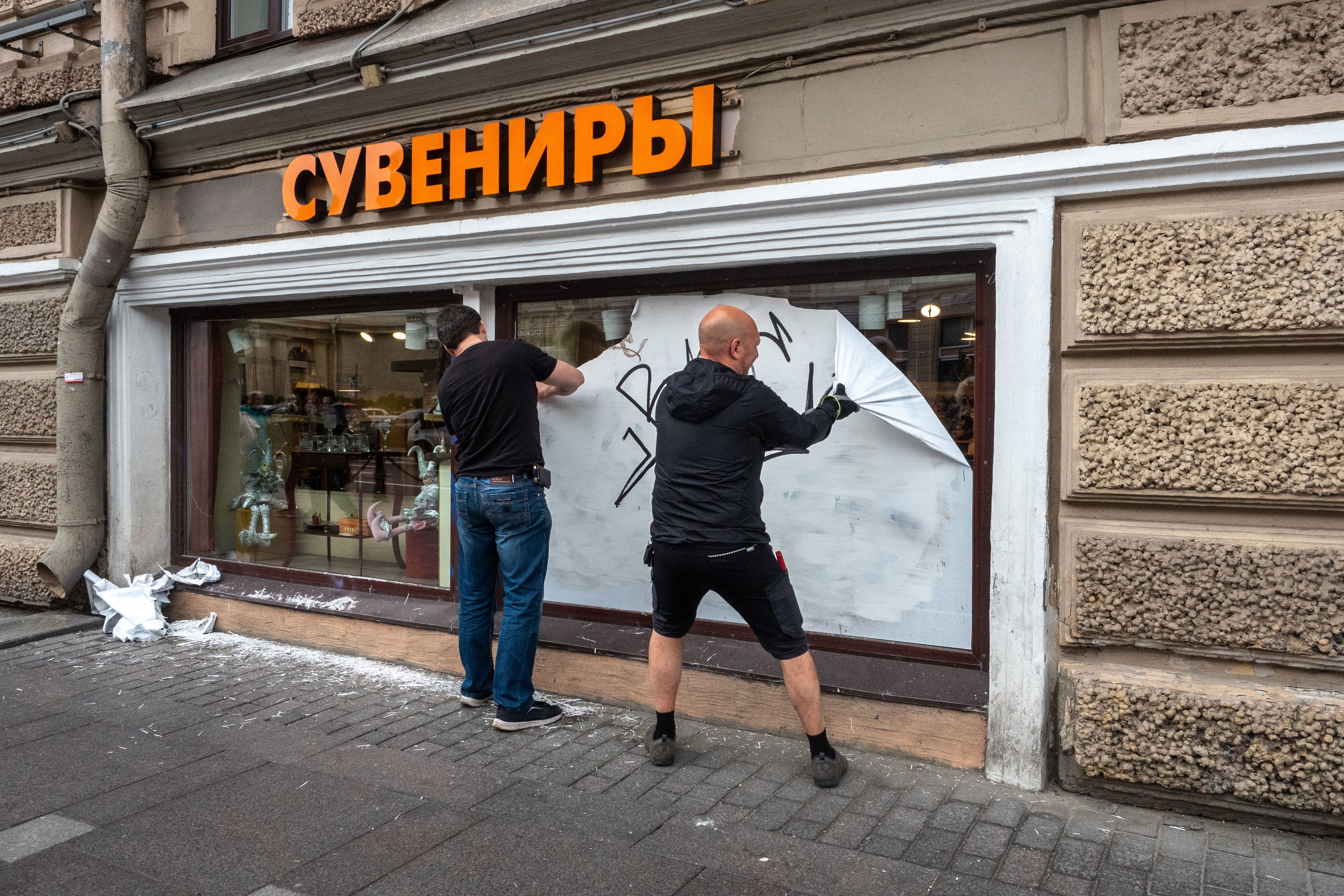 Первый встречный у дверей. Бизнес закрывается. Закрытие бизнеса. Власти Питера помогают бизнесу. Бизнесм Еварович СПБ.