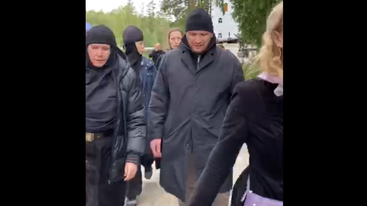 В Среднеуральском монастыре напали на съемочную группу Ксении Собчак: прямой эфир с места происшествия