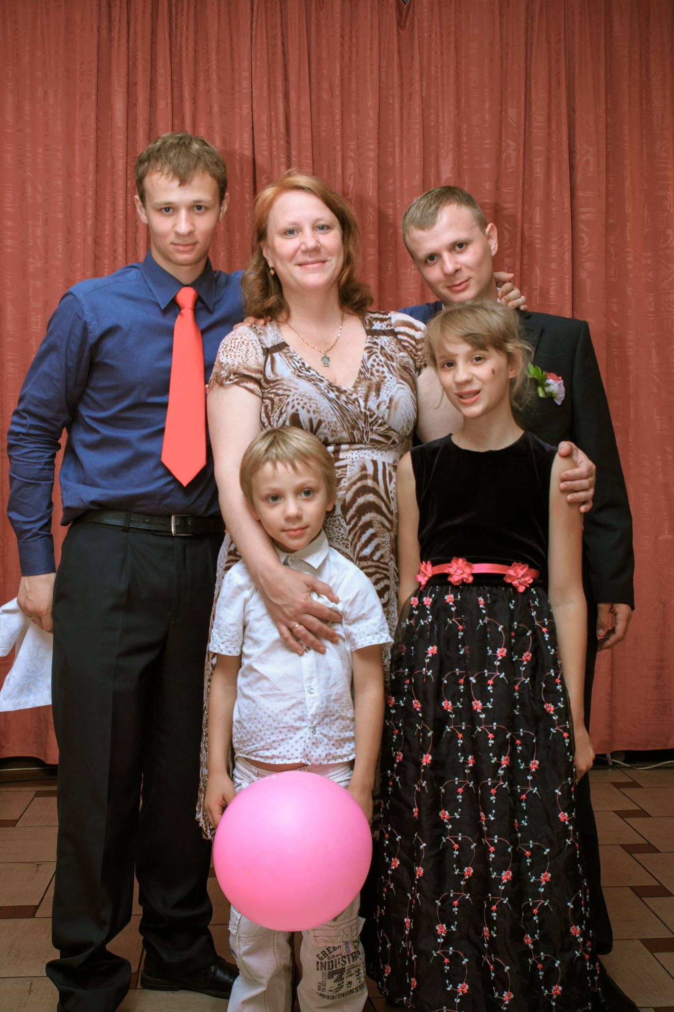 В 2016 году у Оксаны было пятеро детей, одного из сыновей на этом снимке нет