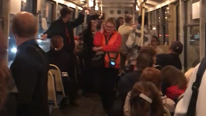 Пьяная компания подралась в трамвае и испугала ребёнка после салюта в Челябинске