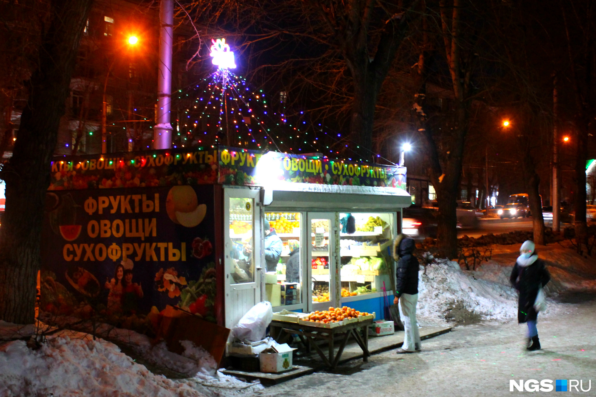Новогодняя гирлянда овощного павильона на Сибиряков-Гвардейцев