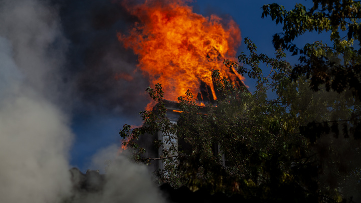 Белая башня в огне: 18 кадров каланчи и деревянного дома во время пожара на Осипенко
