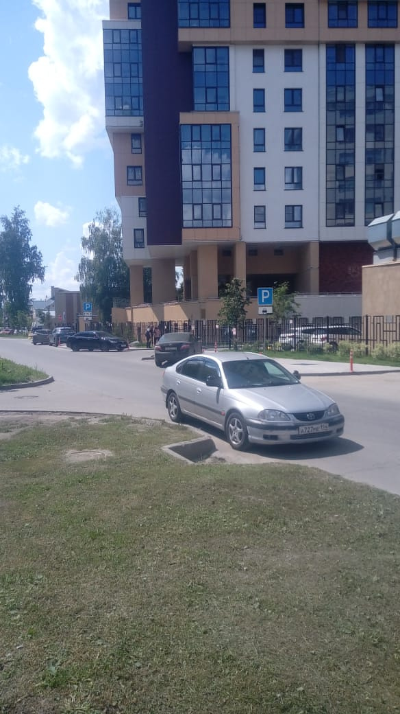 Машину приходится объезжать Машину приходится объезжать