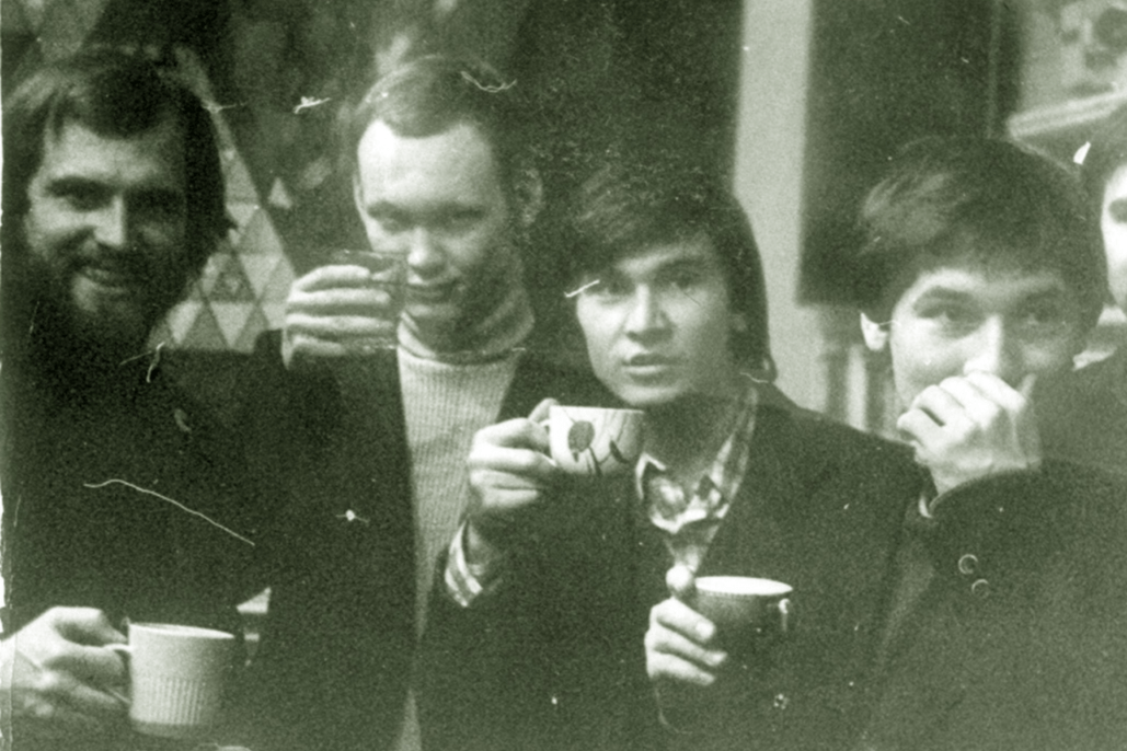 Владимир Хотиненко и Александр Кротов (крайние слева) с друзьями, 1975