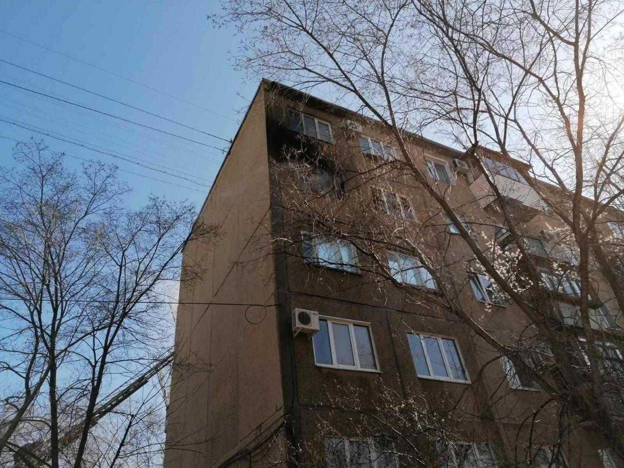 Угловая квартира загорелась на четвертом этаже Угловая квартира загорелась на четвертом этаже