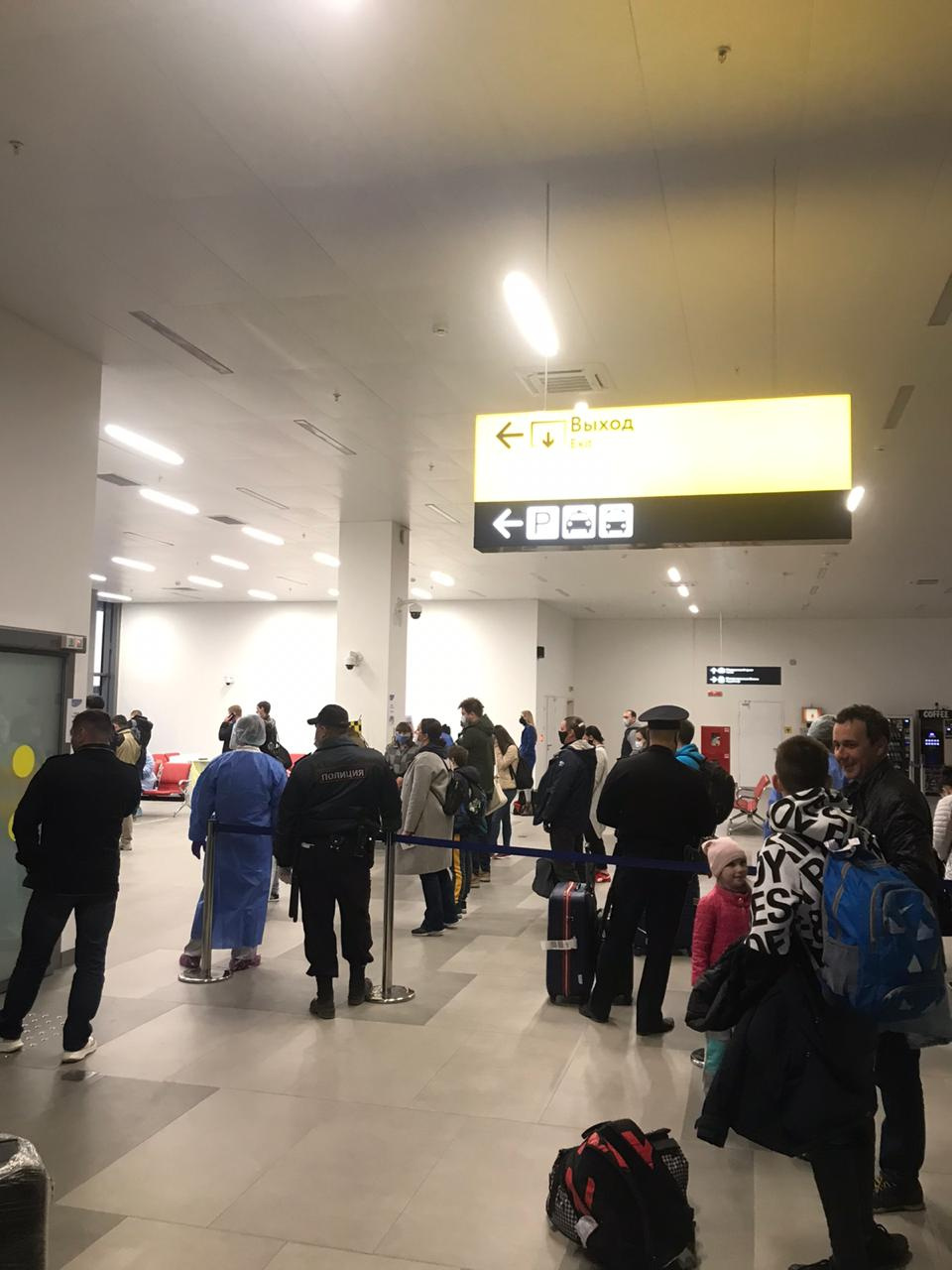 Без постановлений из аэропорта никого не отпустили, поэтому пассажирам пришлось выстоять очередь Без постановлений из аэропорта никого не отпустили, поэтому пассажирам пришлось выстоять очередь