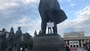 Новосибирец приковал себя цепями к памятнику Ленину