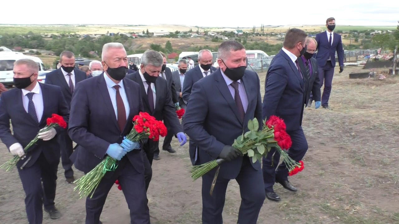Из Волгограда приехала большая делегация чиновников, которые маленькими группами подходили к гробу