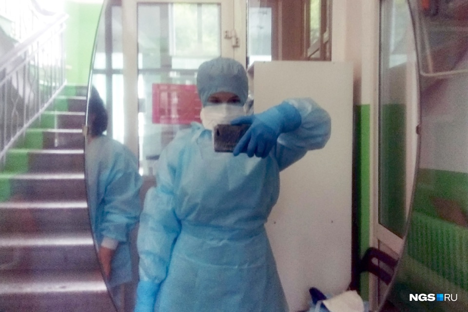 Наша коллега Ксения Лысенко на прошлой неделе делала репортаж из красной зоны больницы № 12, где лежат больные с коронавирусом. Для того, чтобы пройти в опасную зону, ей пришлось облачиться в спецзащиту и на себе прочувствовать, хорошо ли защищены медики