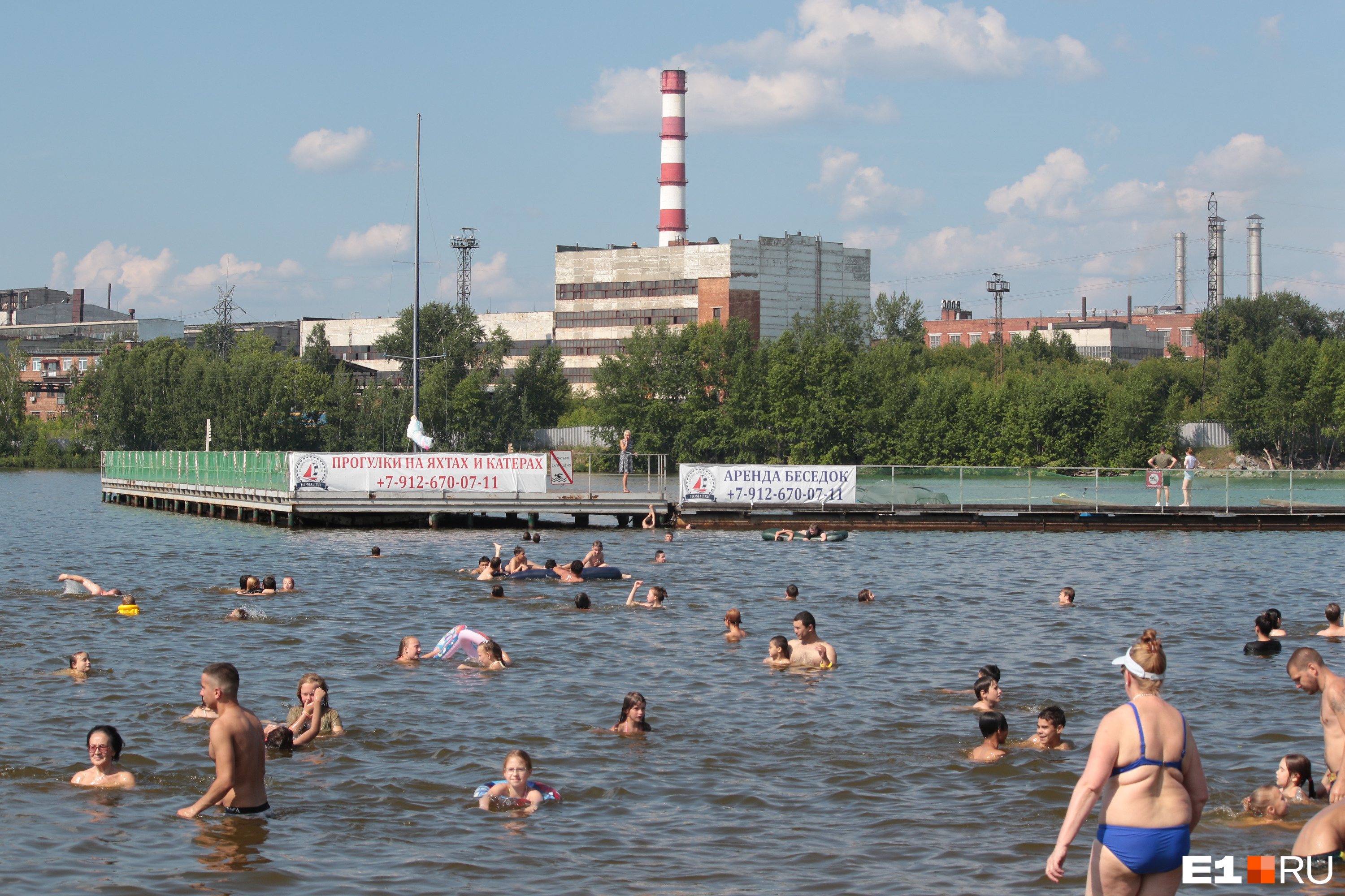 Визовский пруд — единственное место в городе, где можно купаться, несмотря на пейзажи завода