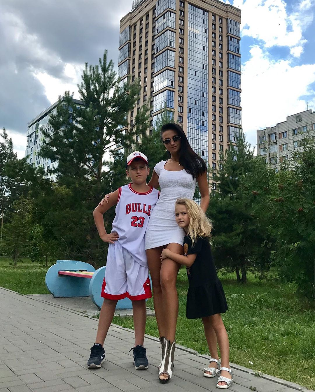 Маленькая Вера тоже очень любит брата, помогает ему и заботится о нем Маленькая Вера тоже очень любит брата, помогает ему и заботится о нем
