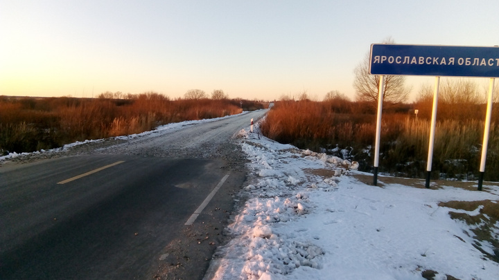 Наглядная граница: автомобилист показал разницу между дорогами в Ярославской области и у соседей