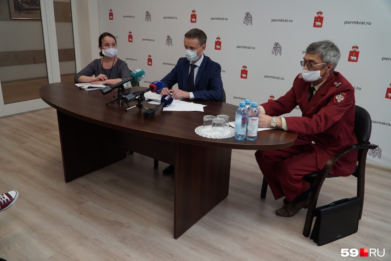 Слева направо: начальник отдела юридического обеспечения Людмила Архапчева, заместитель руководителя администрации губернатора Пермского края Лев Гершанок, начальник отдела эпидемиологического надзора Евгений Смирнов Слева направо: начальник отдела юридического обеспечения Людмила Архапчева, заместитель руководителя администрации губернатора Пермского края Лев Гершанок, начальник отдела эпидемиологического надзора Евгений Смирнов