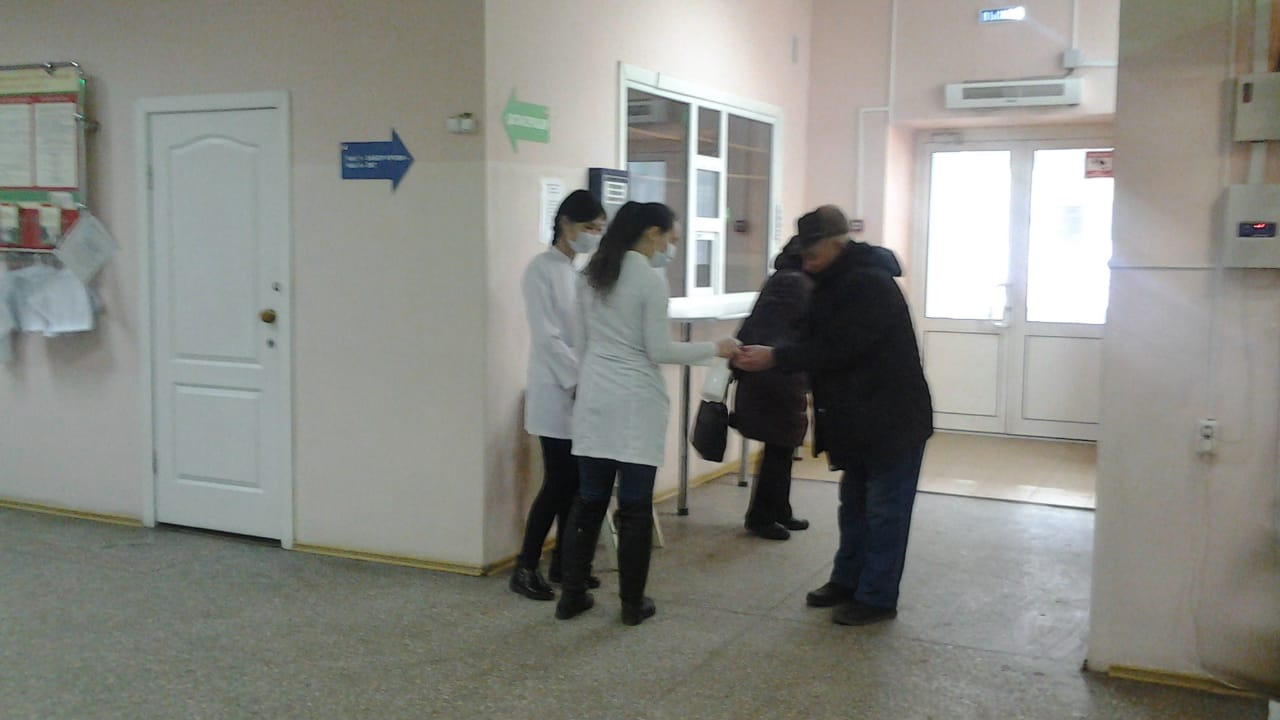Руки посетителей поликлиники дезинфицируют перед входом в медучреждение Руки посетителей поликлиники дезинфицируют перед входом в медучреждение