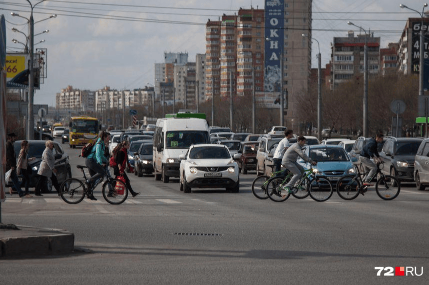 Велосипедисты проезжают перекресток не потому, что сознательно хотят нарушить правила. Люди выбирают велосипед, чтобы быстрее передвигаться по городу, а необходимость спешиваться сильно замедляет темп Велосипедисты проезжают перекресток не потому, что сознательно хотят нарушить правила. Люди выбирают велосипед, чтобы быстрее передвигаться по городу, а необходимость спешиваться сильно замедляет темп