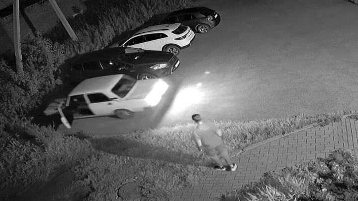 В Красноуфимске по подростку прокатилась машина без водителя, но он выжил: невероятное видео
