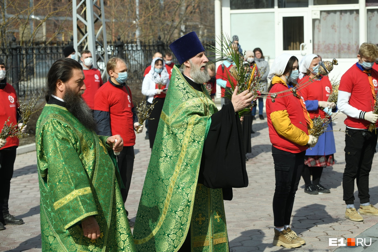 В храмах сегодня много людей В храмах сегодня много людей