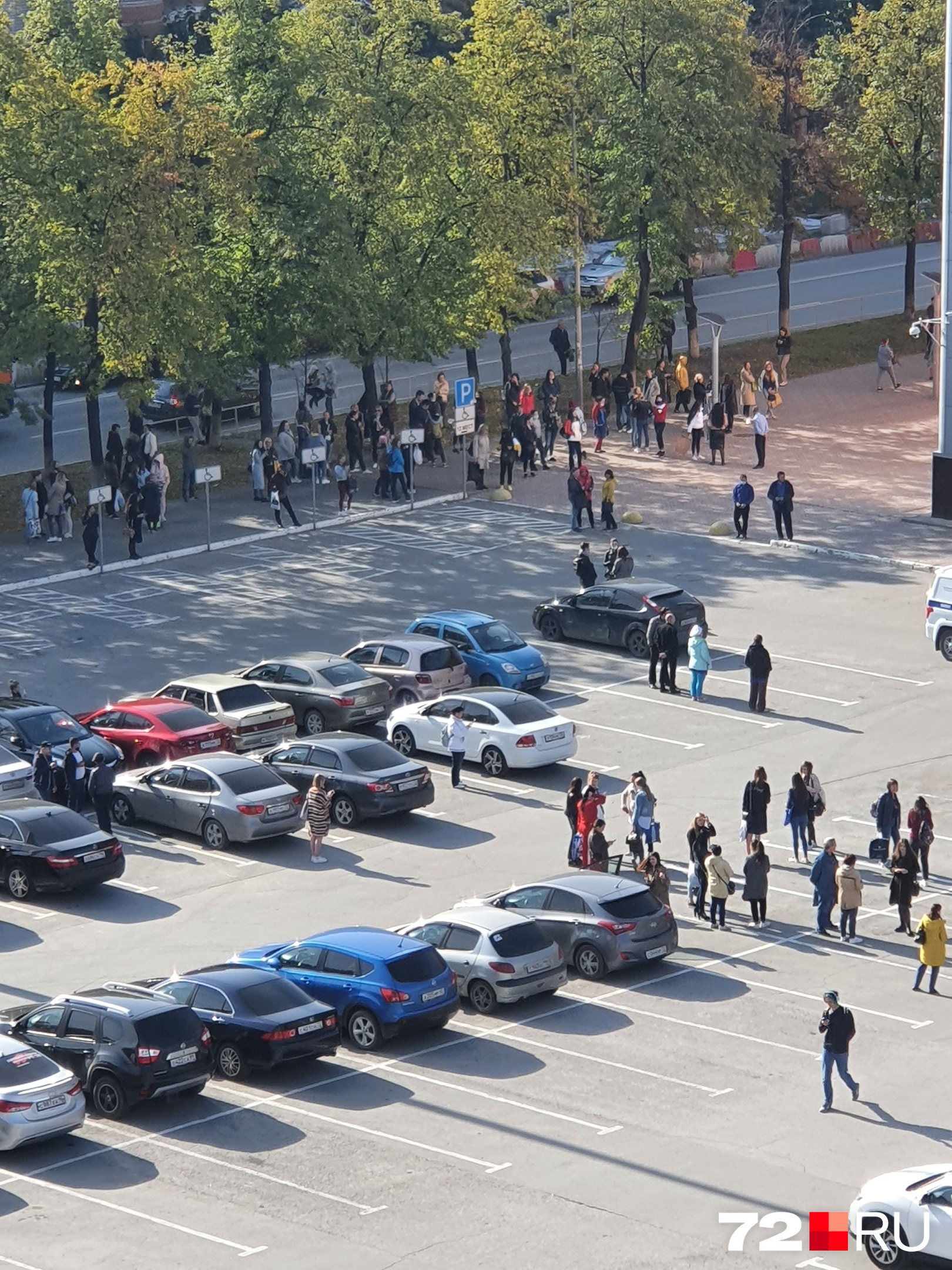 ТРЦ обычно открывается в 10:00. К этой минуте все ждут на улице ТРЦ обычно открывается в 10:00. К этой минуте все ждут на улице