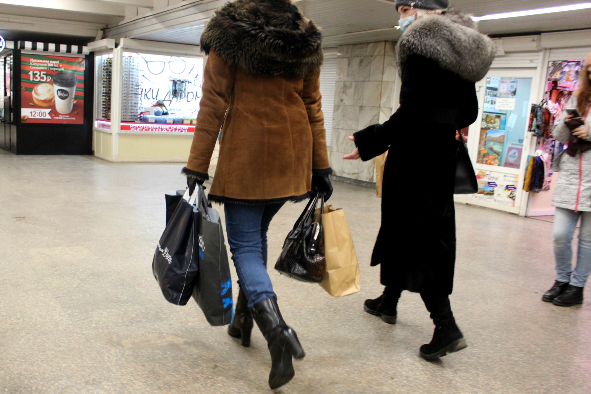 Девушки с покупками идут в метро