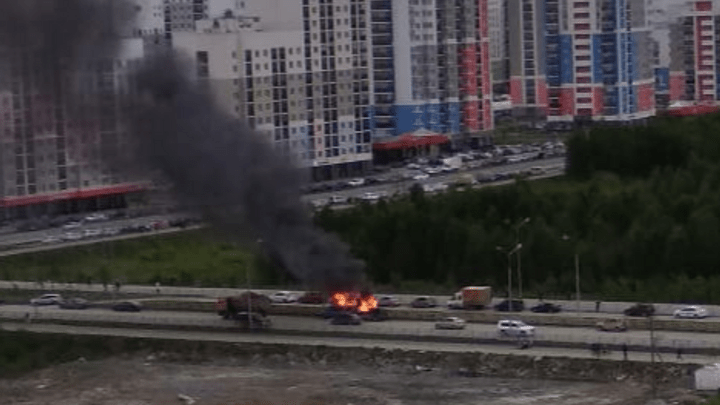 В Академическом на дороге сгорел фургон: тушили пожарными мотоциклами