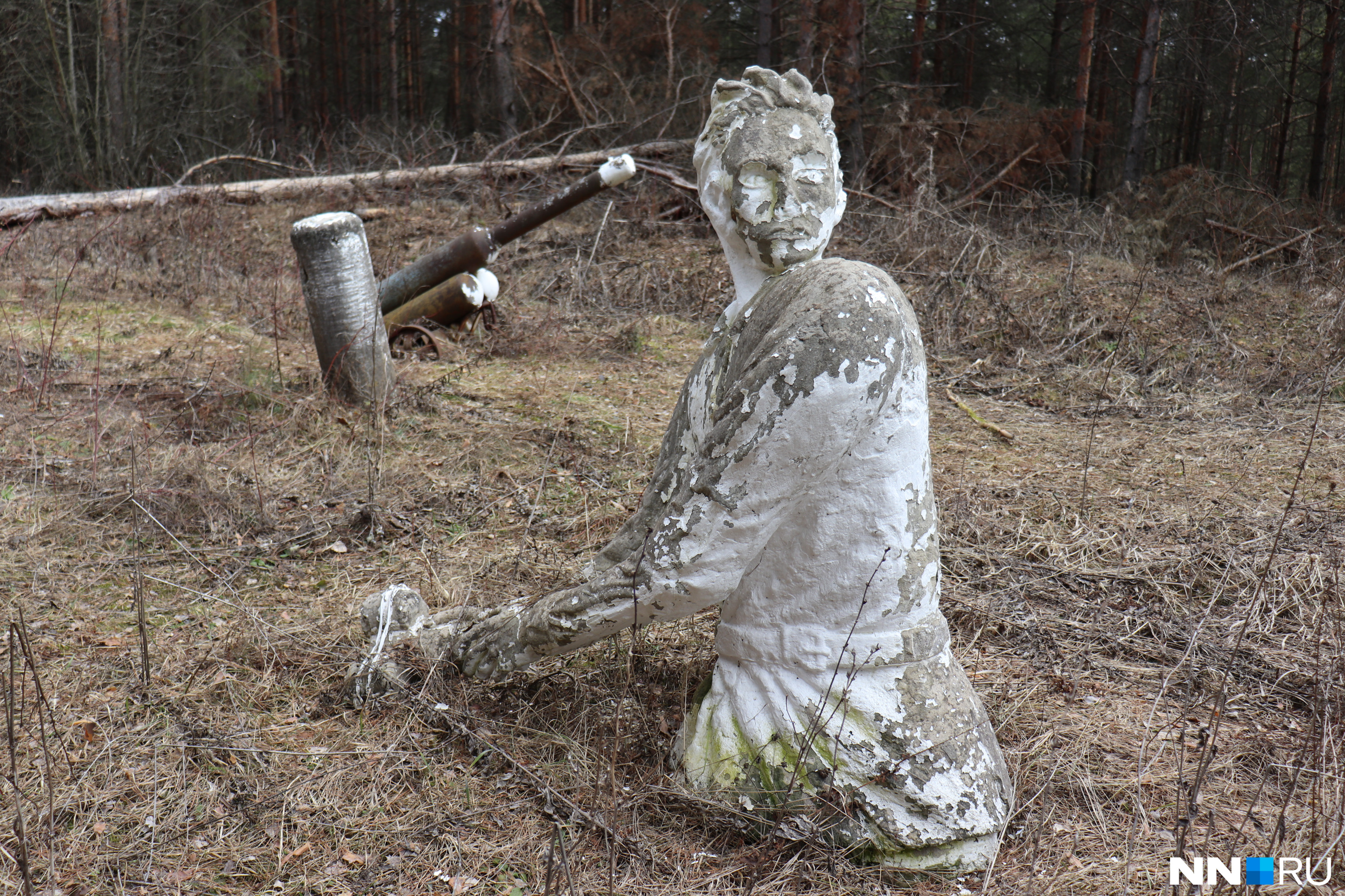 Брошенный солдат. Сомовы горы Нижегородская. Сомовы горы Нижегородская область. Мемориал Сомовы горы. Мемориал на горе человек дудит в Рог.