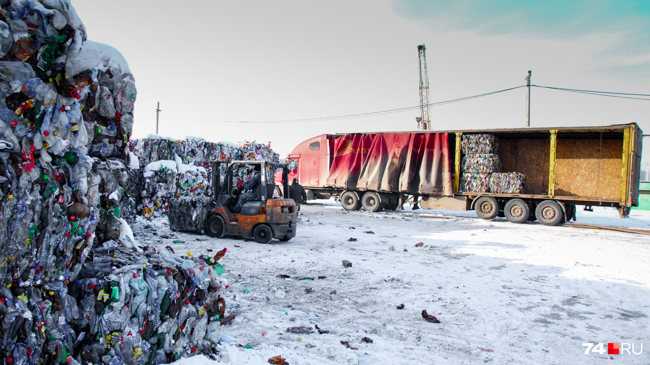 Отсортированный мусор вывозят автопоездами: его забирают переработчики из других регионов за деньги