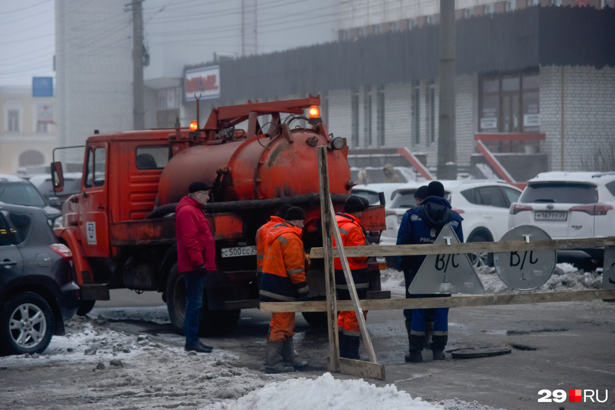 Авария водопровода на Софийской. Аварии водопровода Кемерово сегодня. Авария на водопроводе в Кемерово.