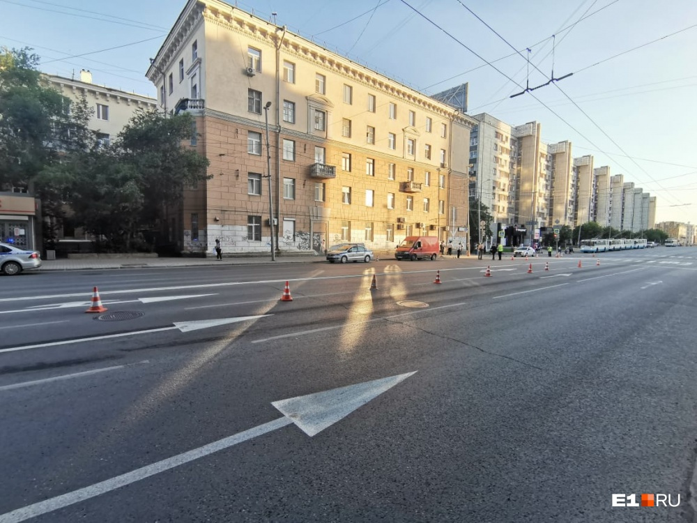 ДТП произошло на широком и ровном отрезке улицы Малышева. На таких участках внимательность водителей притупляется 