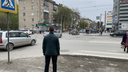 Перекресток в Новосибирске, где пешеходов заставляют бросаться под машины на красный — изучаем схему