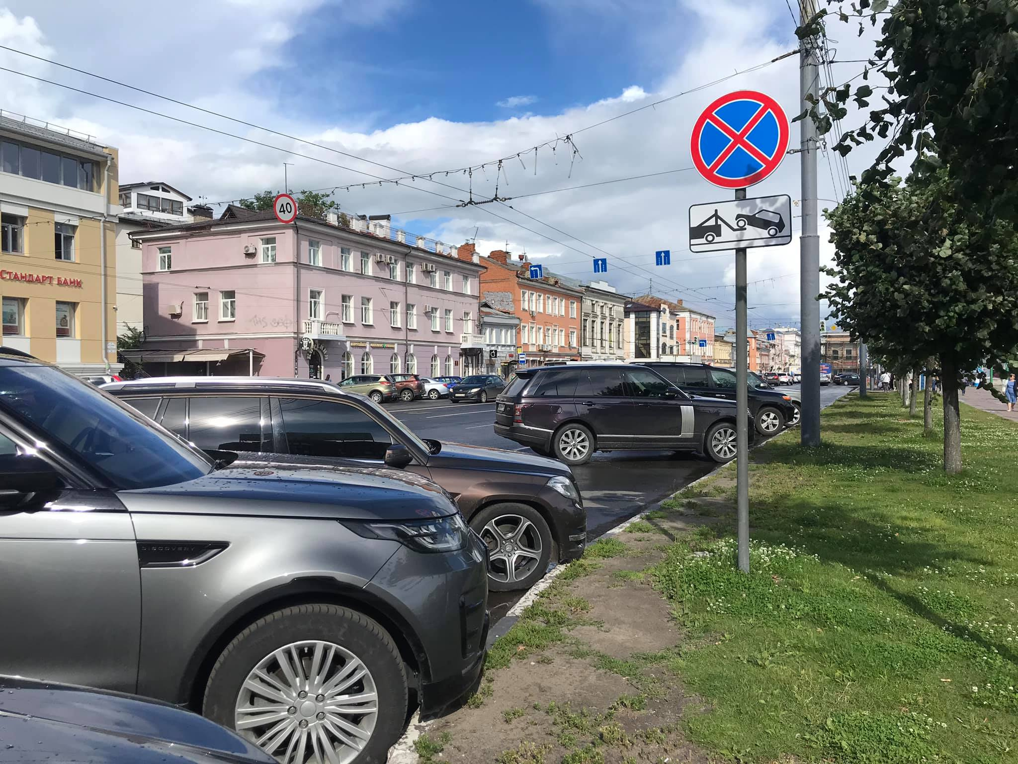 На площади Юности не спасают от нарушителей ни знаки, ни работающий эвакуатор. Фото сделано 31 июля На площади Юности не спасают от нарушителей ни знаки, ни работающий эвакуатор. Фото сделано 31 июля