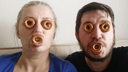 Пара из Новосибирска показала, как сходит с ума на самоизоляции — 5 смешных фото