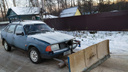 Ярославец повесил отвал на машину, чтобы чистить город от снега. Хотя это должны делать власти